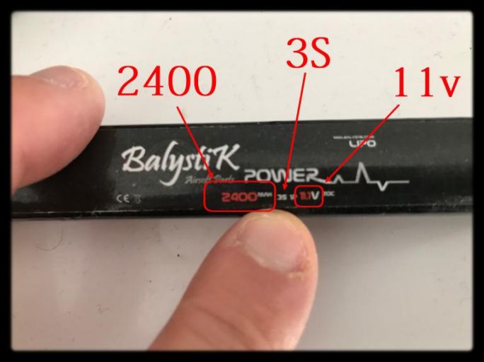 Étape 4 : lire ce qui est écrit sur la batterie (photo 1)